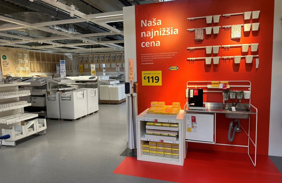 IKEA Slovensko pokračuje v znižovaní cien sortimentu naprieč všetkými oddeleniami. Pre členov IKEA Family zároveň spustila akciu Šťastný piatok. 