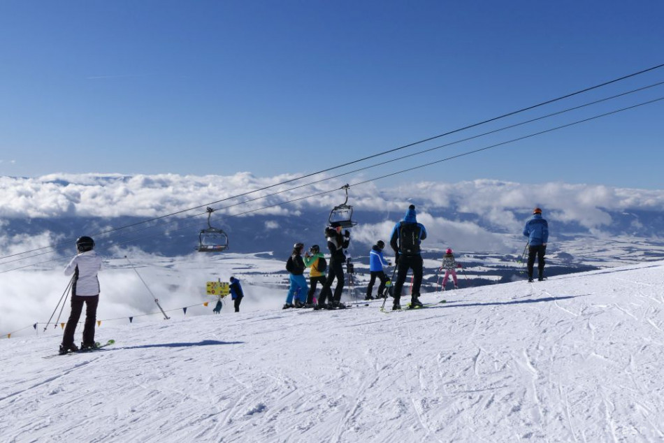 Dnes je podklad vďaka miernemu poklesu teplôt pevnejší. Na lyže je potrebné vyraziť skôr, keďže v priebehu dňa sa mení kvalita snehu.