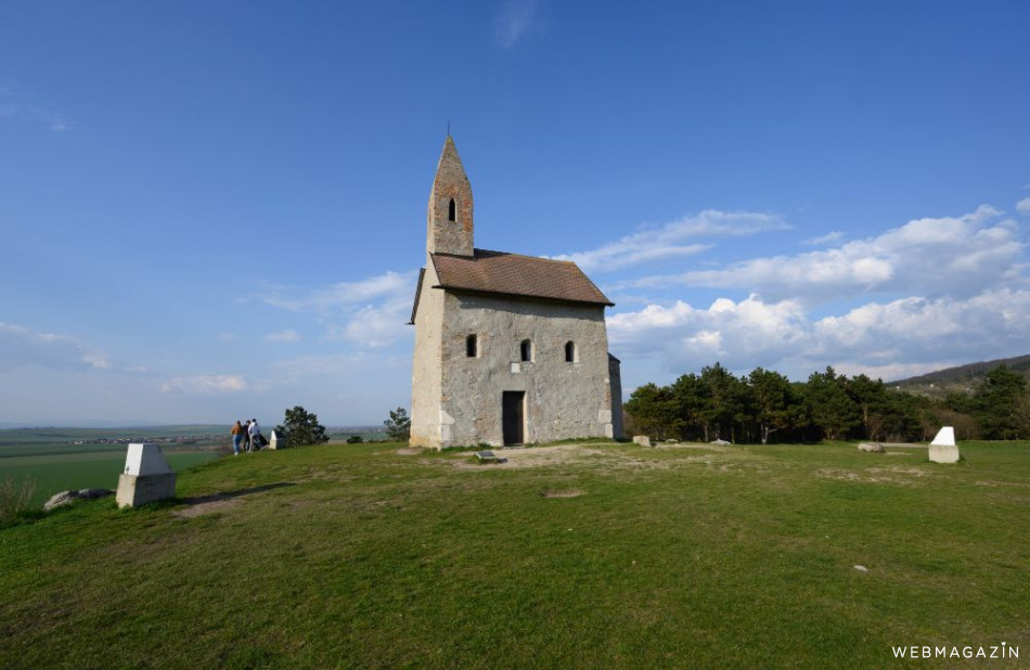 Putovanie so sprievodcom je spojené aj s večernou prehliadkou románskeho kostolíka sv. Michala Archanjela v Dražovciach.